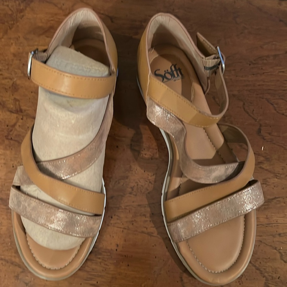 Soft brand , sz9, ladies adjustable sandals
